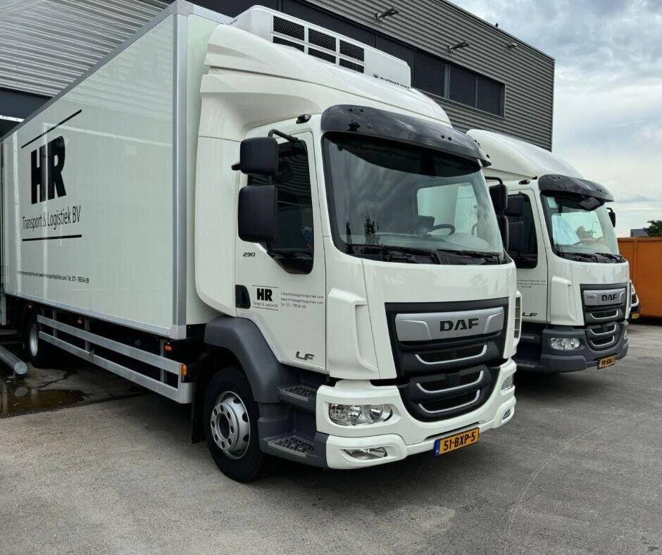 Twee DAF-vrachtwagens van HR Transport & Logistiek