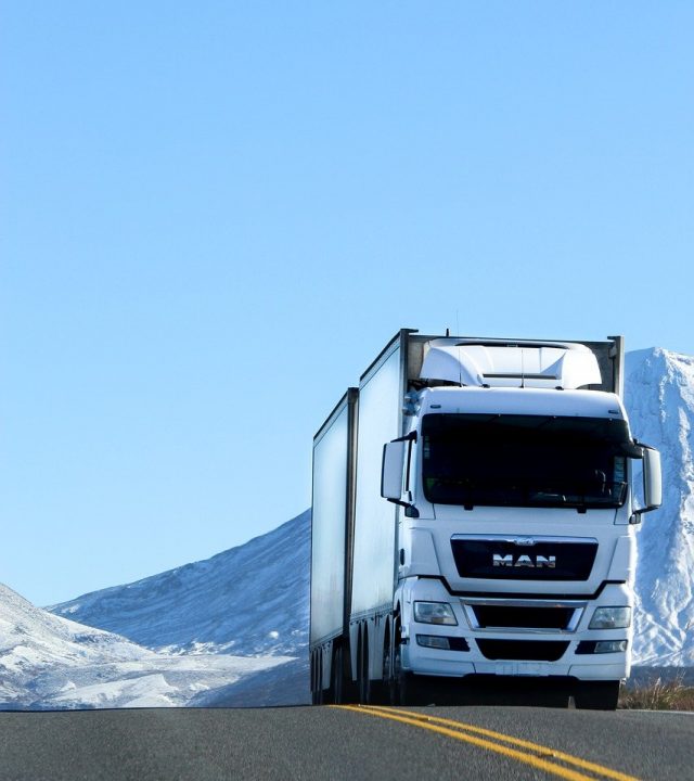 Logistiek & Transport truck driving over road HR Transport & Logistiek, werken bij, werken als chauffeur, HR Transport and logistics, HR Transport medewerker, vacature, aanmelden, contact of offerte aanvragen
vervoer, transport, vervoer binnen Europa, huren van een vrachtwagen te huur, huren vrachtwagen, huren auto truck, huren oplegger te huur, goederen transport wagen huren, overland truck